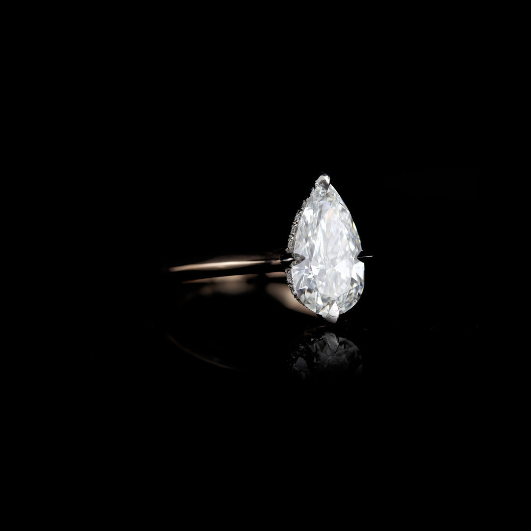 Anillo de compromiso con solitario de pera