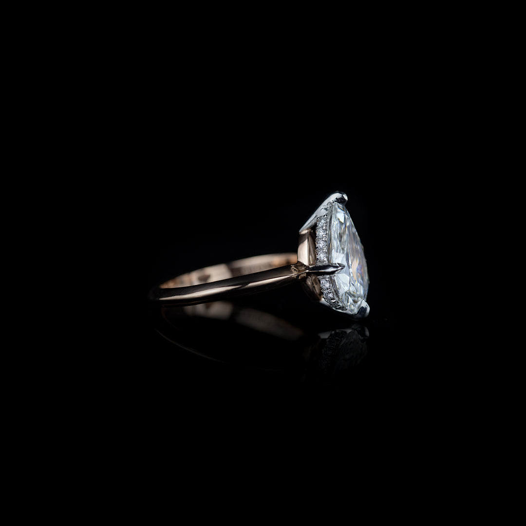 Anillo de compromiso con solitario de pera